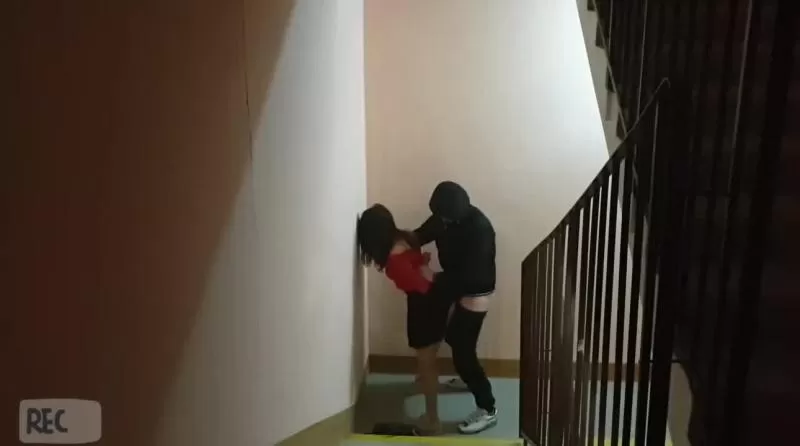 Накинулся в подъезде на симпатичную брюнетку и против воли отодрал Накинулся в подъезде на симпатичную брюнетку и против воли отодрал